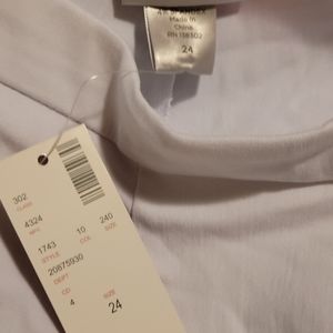 NWT Avenue White Capris